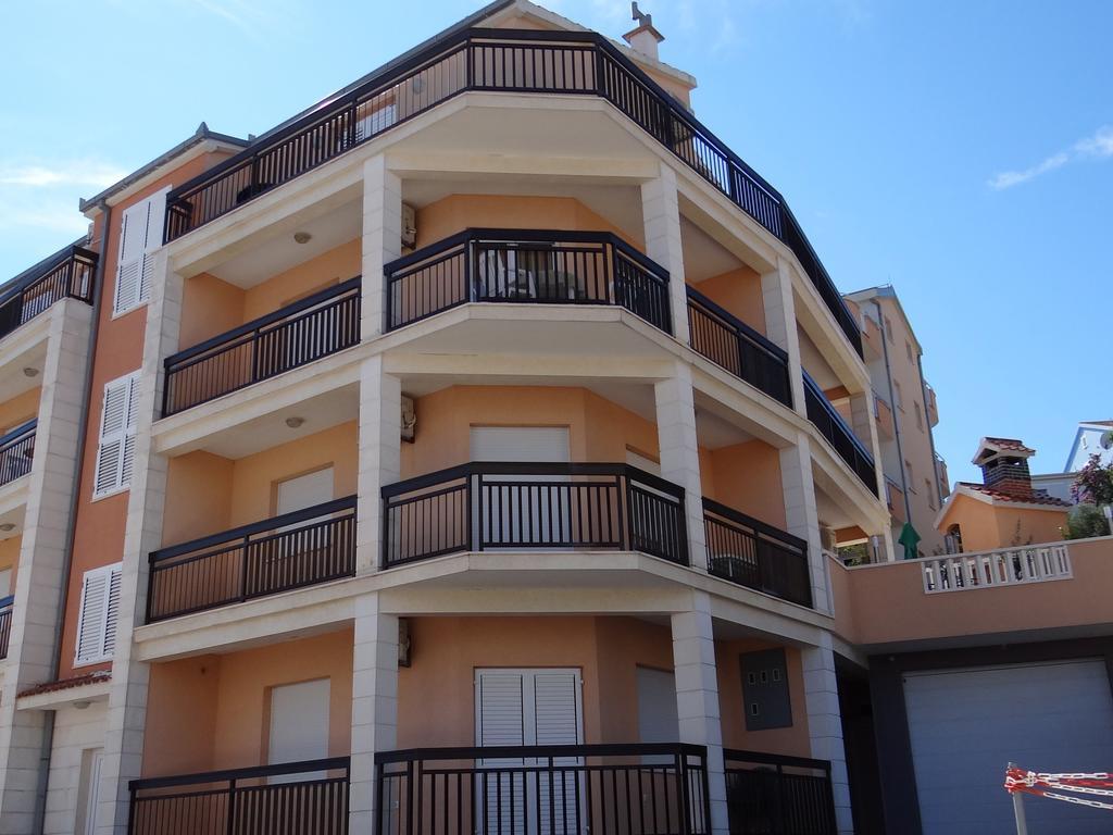 Lola Trogir